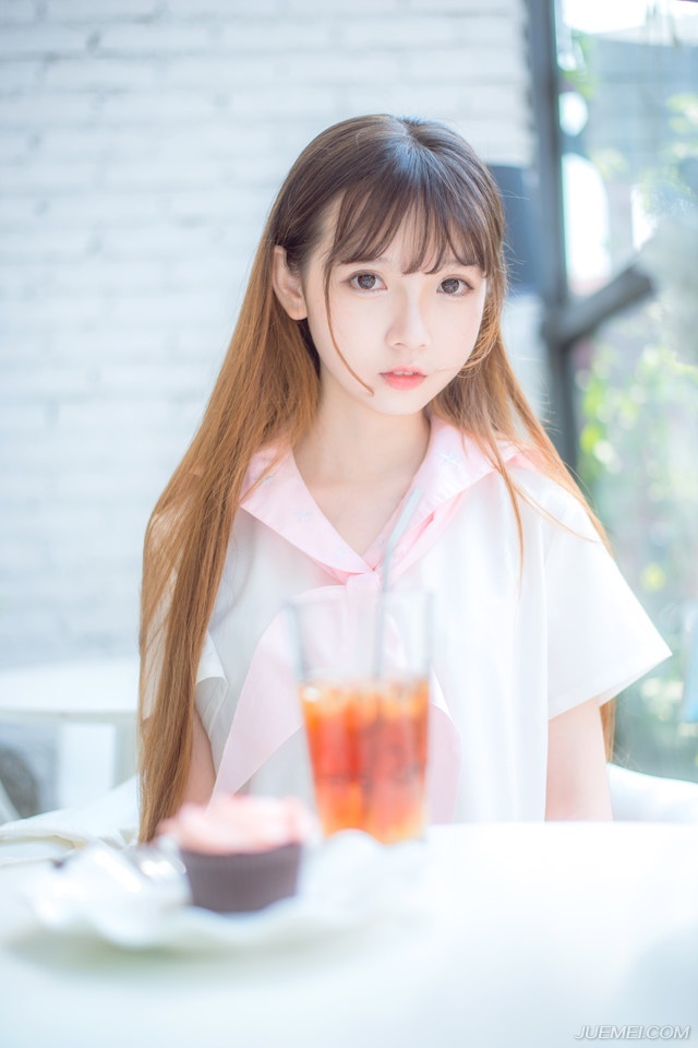 大乔面色立时变得惨白，连忙看向小乔怒斥道：“妹妹在胡说什么？军国大事，妇道人家不得掺和。”